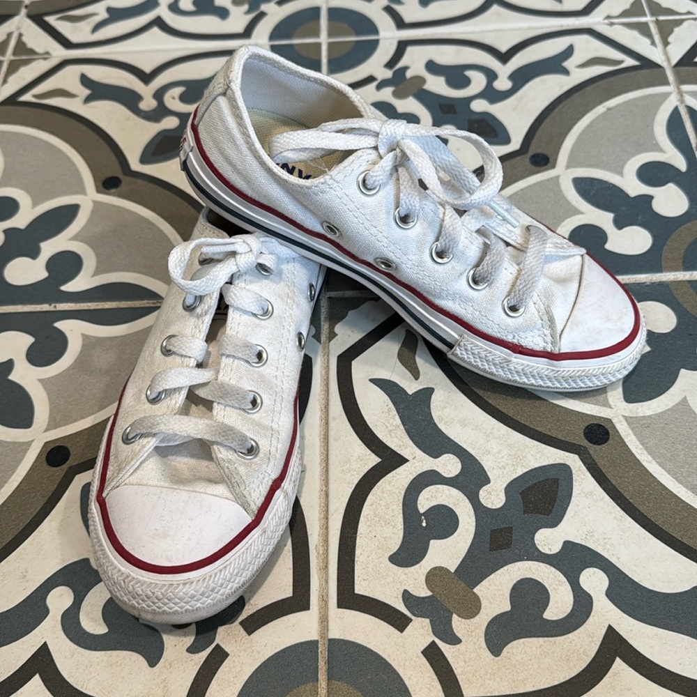 Converse classic low top white kids sneaker size 13. V good condition.